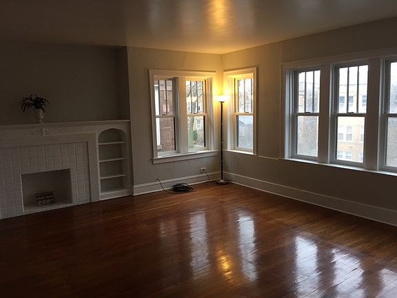 4th image of 5922 N Artesian Ave #2