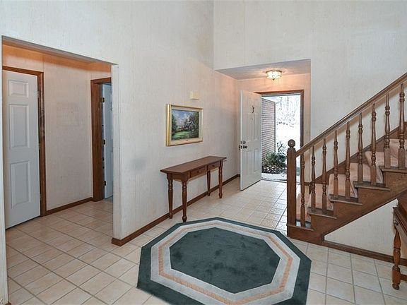 2nd image of 1 S Hampton Ct