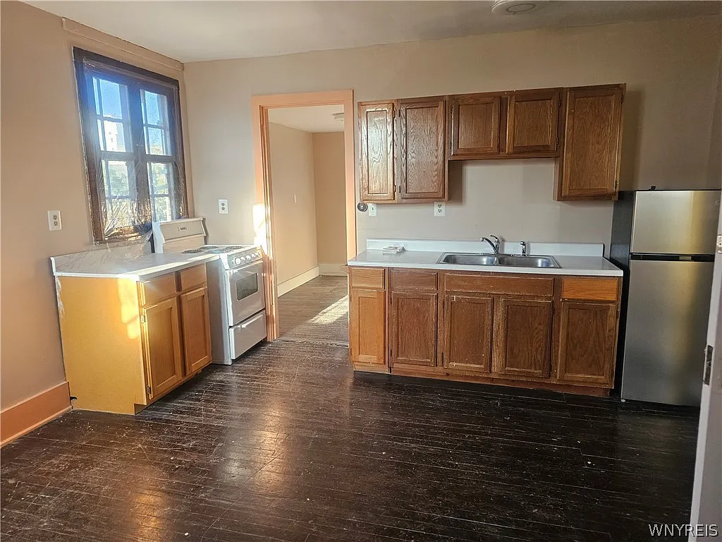 Building Photo - 714 Buffalo Ave #4