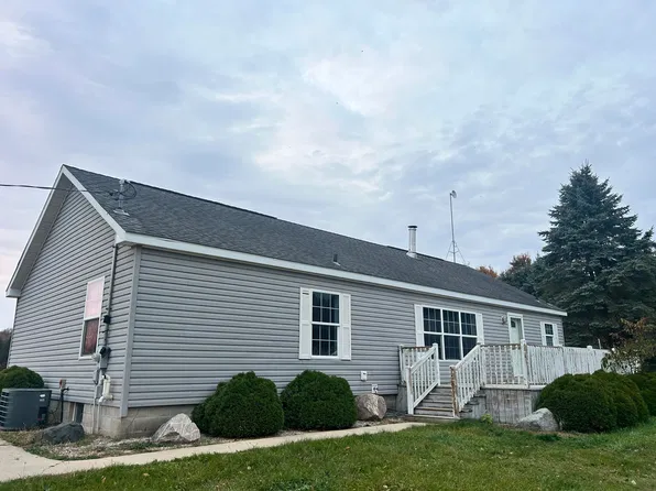 10699 Bluewater Dr, Carson City, MI 48811