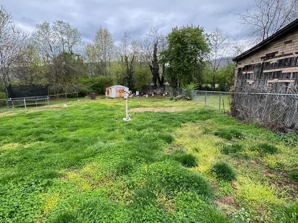 75 Pendleton St, Rocky Mount, VA 24151