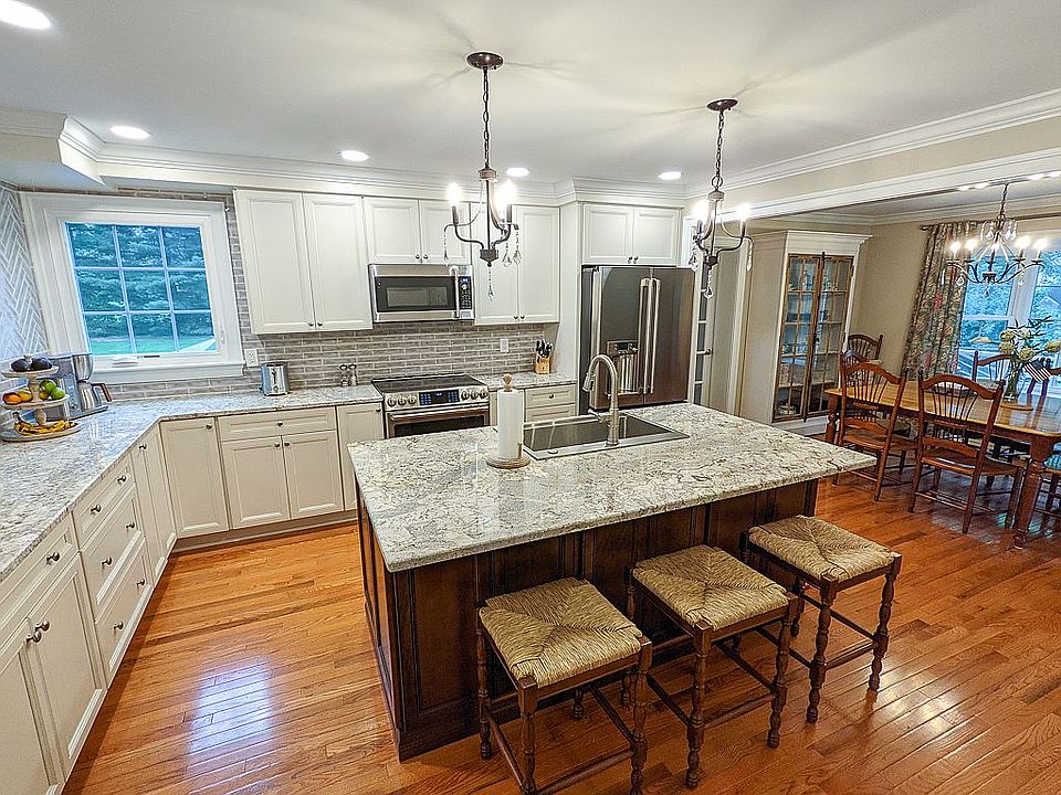 2nd image of 830 Conway Pl