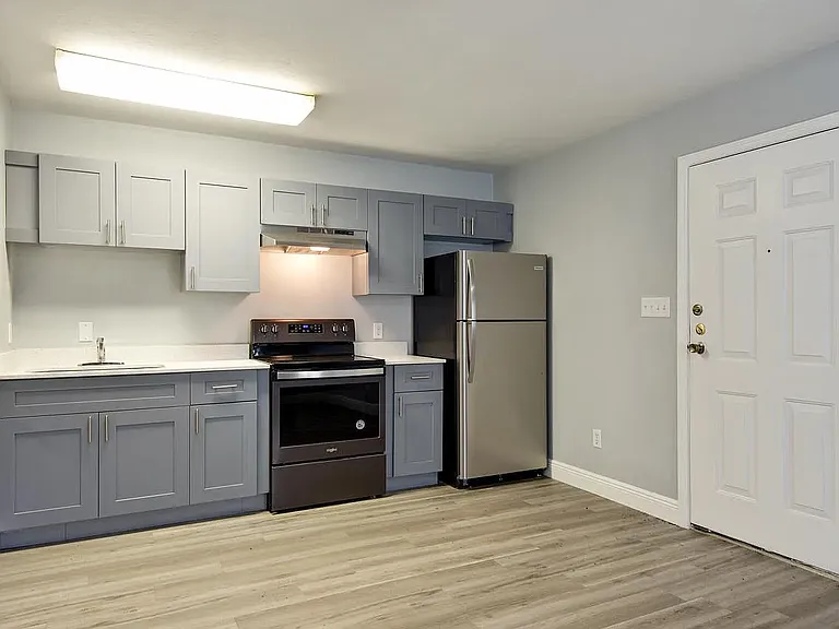 214 Columbia Dr — Photo 2