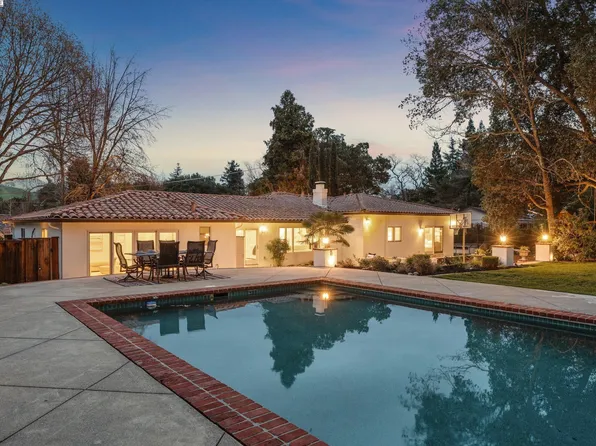 24 Holiday Dr, Alamo, CA 94507