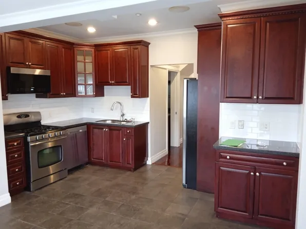 4585 Commercial St, Vancouver, BC V5N 4G8