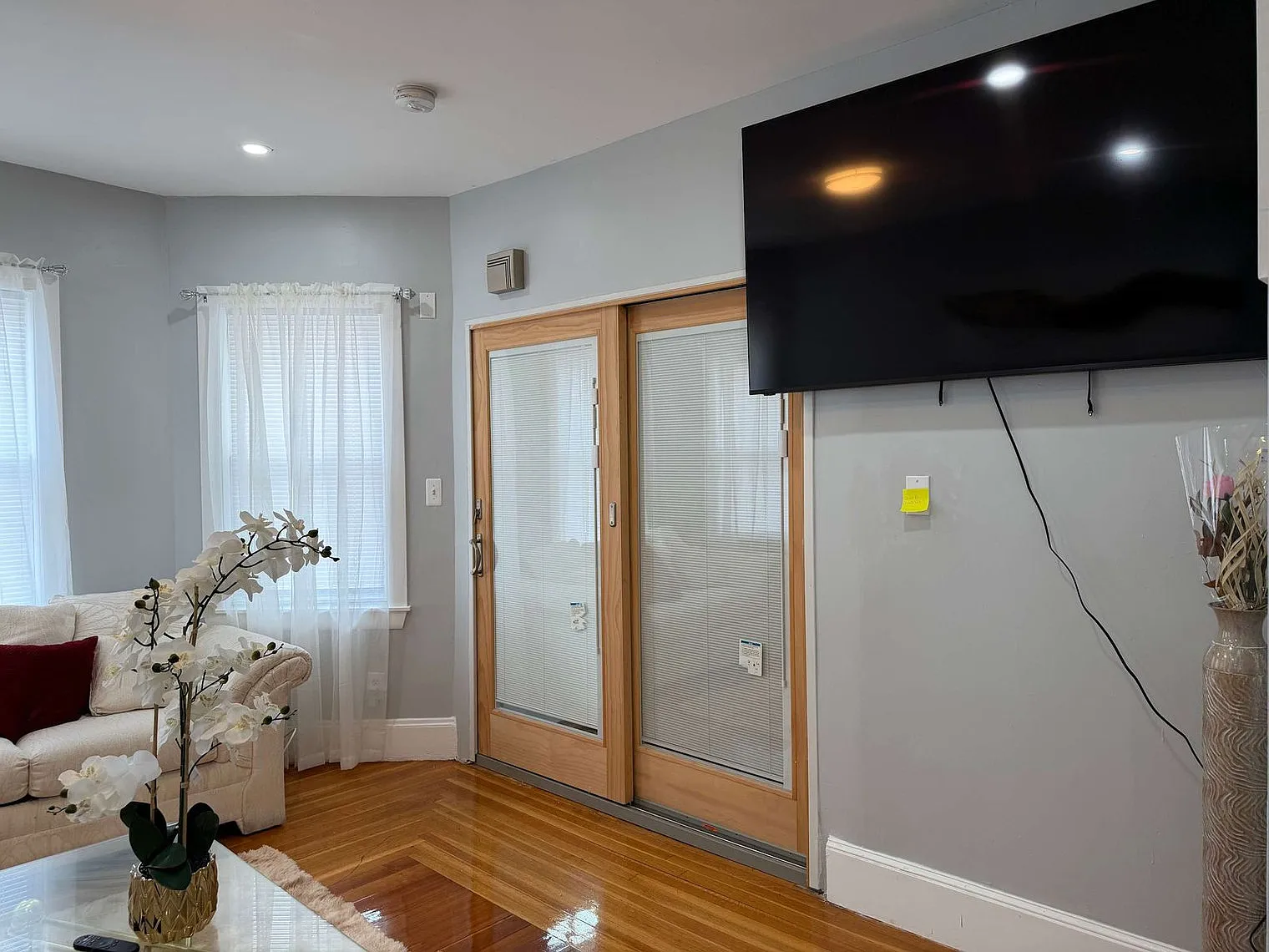 3 bed, 2.0 bath, 742 sqft, $6,344 — Photo 4
