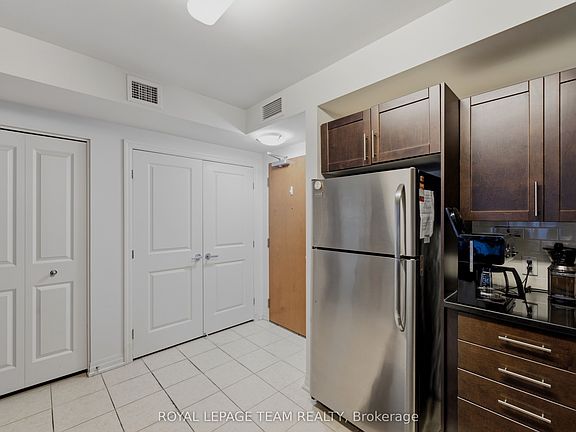 5th image of 242 Rideau St #1002