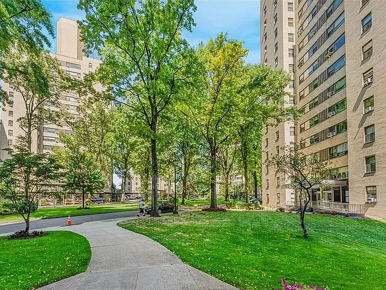 9 Fordham Hill Oval — Photo 15