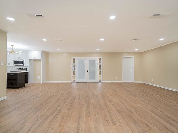 3rd image of 810 Sceyne Rd