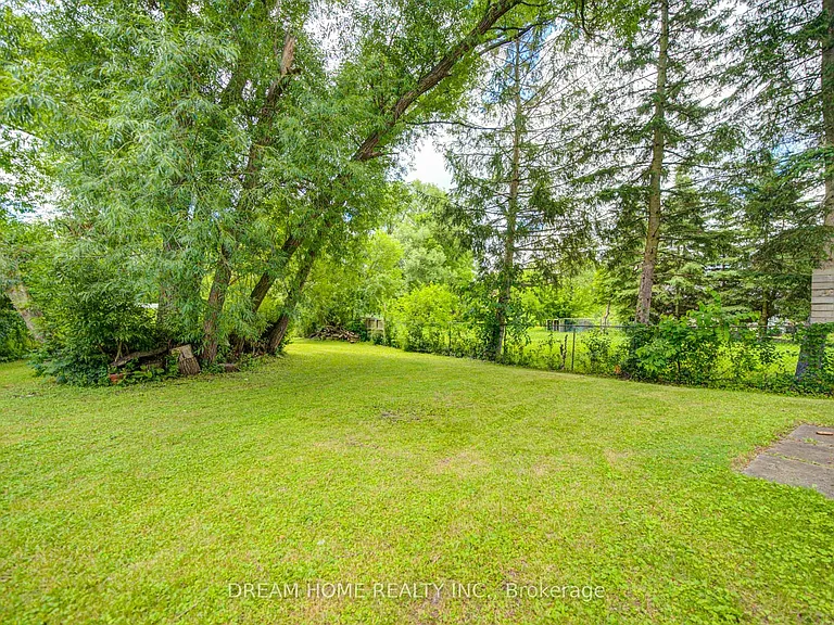 25 Yongehurst Rd — Photo 29