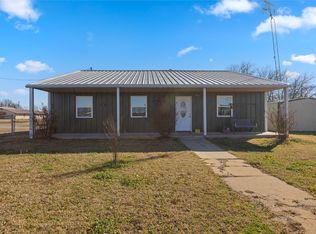 702 Main St, Windom, TX 75492