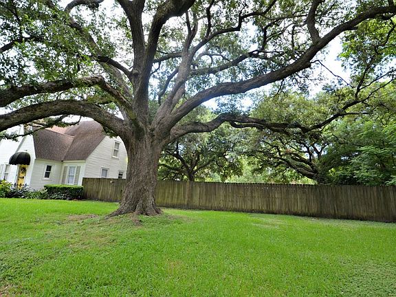 3rd image of 2424 Glenwood Dr