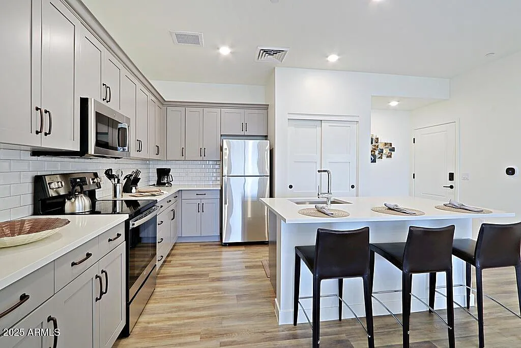 1 bed, 1.0 bath, 561 sqft, $1,800 — Photo 3