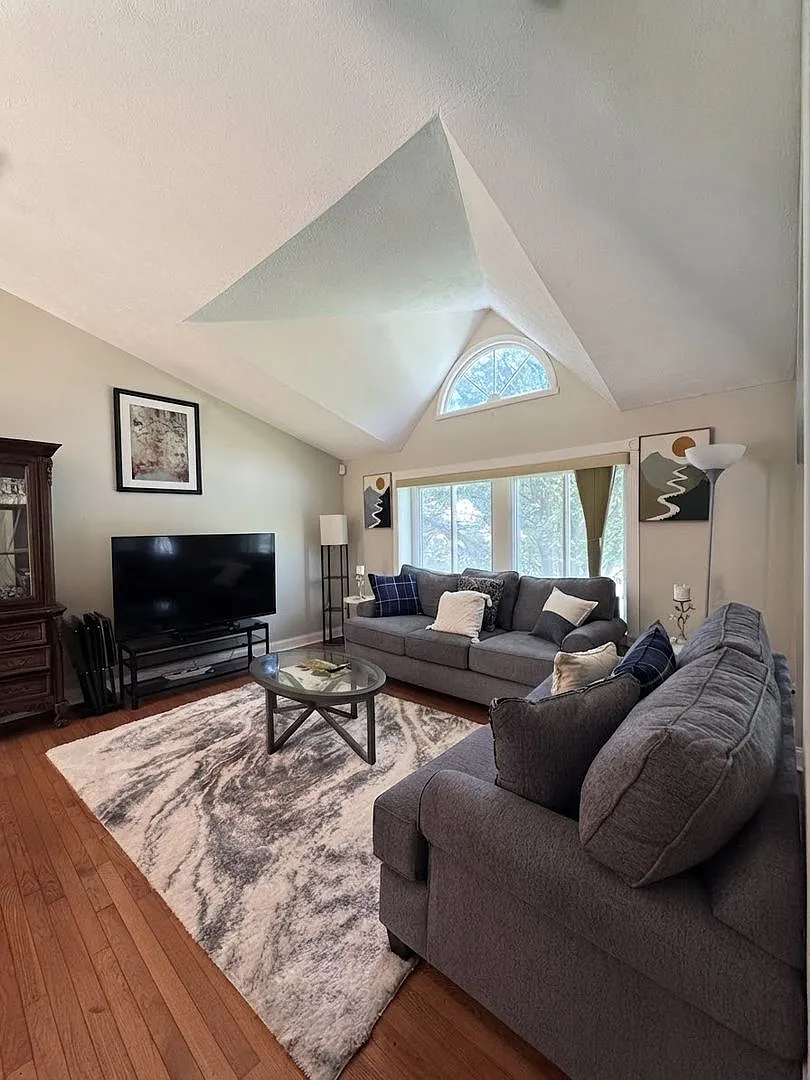 Beautifully furnished 2-bedroom, 2-bathroom single-family residence in the Oak Springs Silver Spring — Photo 1