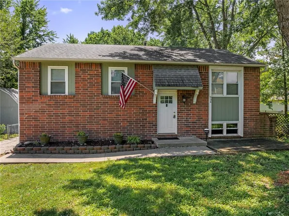 934 NW Berkshire Dr, Blue Springs, MO 64015