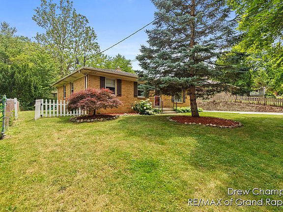 3rd image of 348 Lenora Ave NW