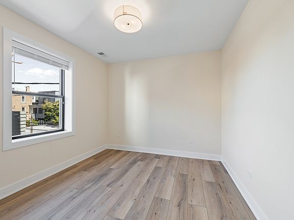 4th image of 1248 W Addison St APT 1C