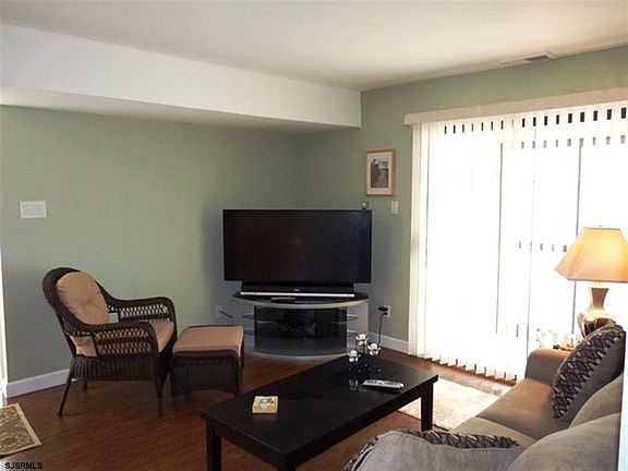 4th image of 4322 West Ave #17