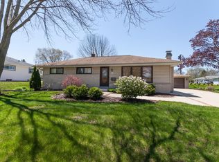 W151N8363 Thomas Dr, Menomonee Falls, WI 53051