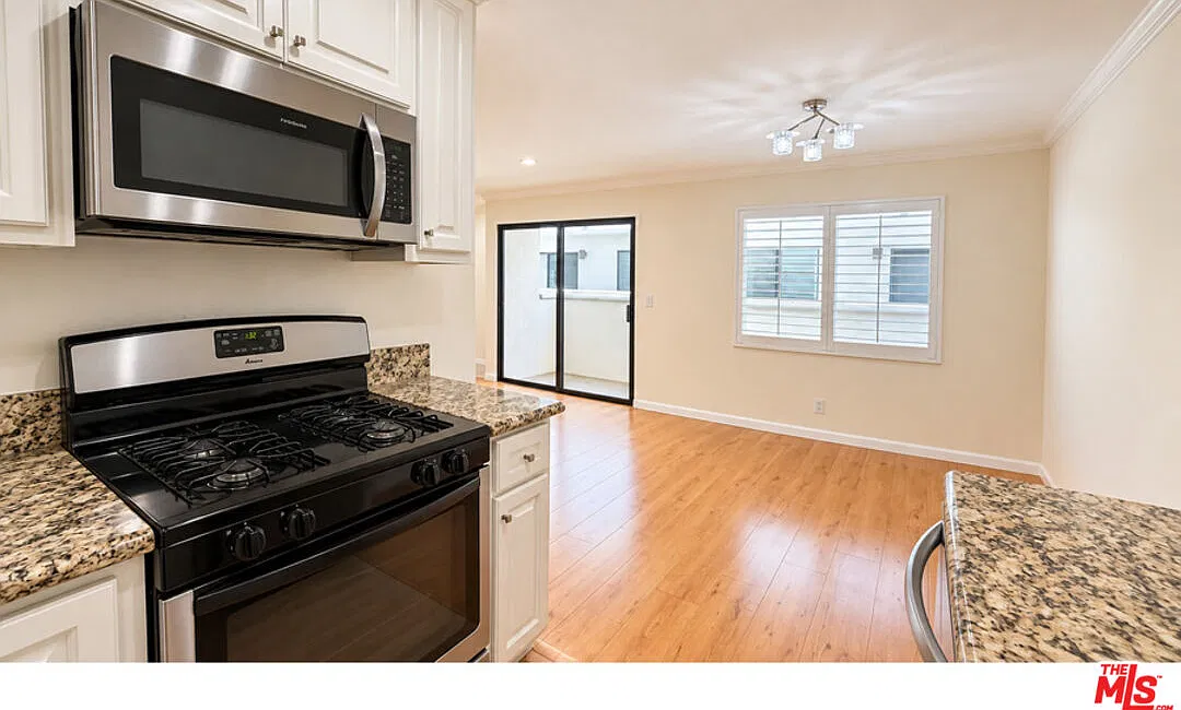 15141 Burbank Blvd — Photo 4