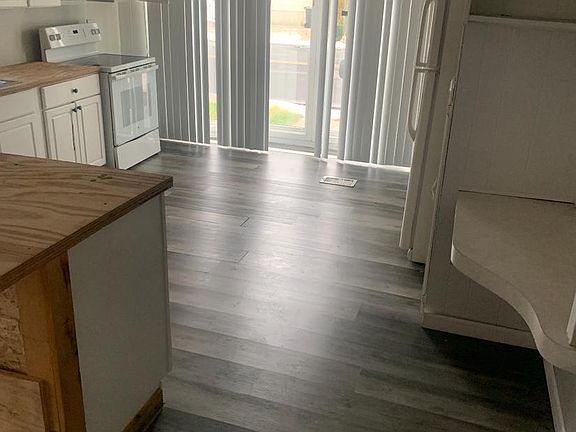 3rd image of 13318 Colonial Rd