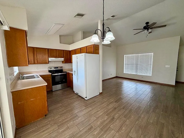 118 N Aberdeen Cir — Photo 3