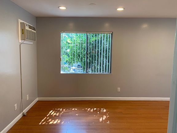 Living room / dining area