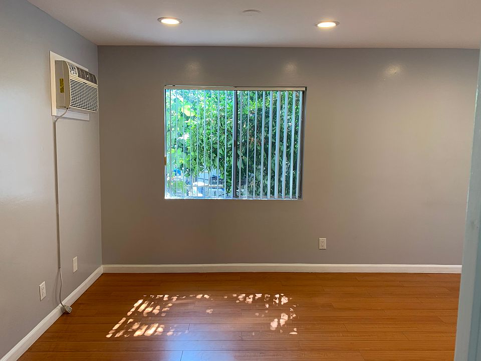Living room / dining area