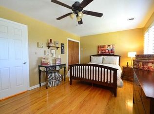 16W680 57th St #1, Clarendon Hills, IL 60514