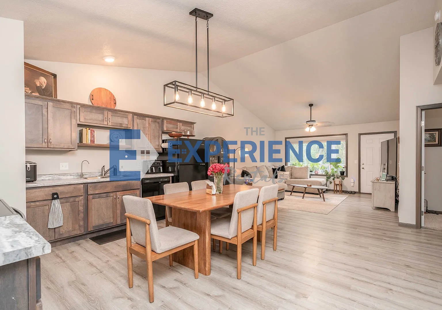 Beautiful 4-Bedroom Walk-Out Townhome with Finished Basement & Fenced Yard! — Photo 3