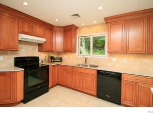 7 Vining Rd, Sandy Hook, CT 06482