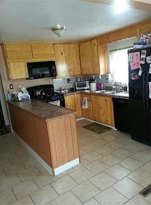 5th image of 44 Oak St