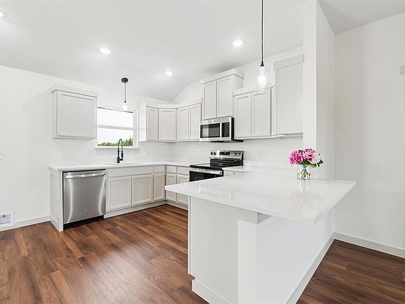 4th image of 2072 County Street 2971
