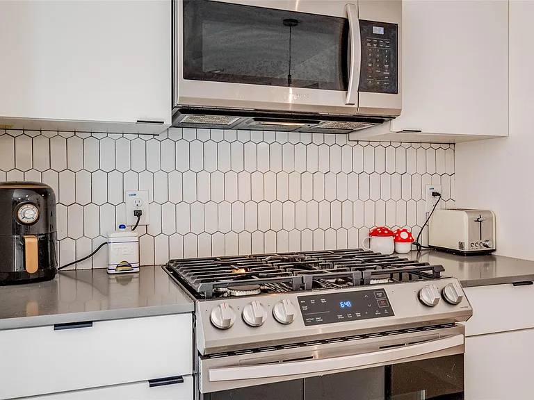 400 E 30th St #105 — Photo 14