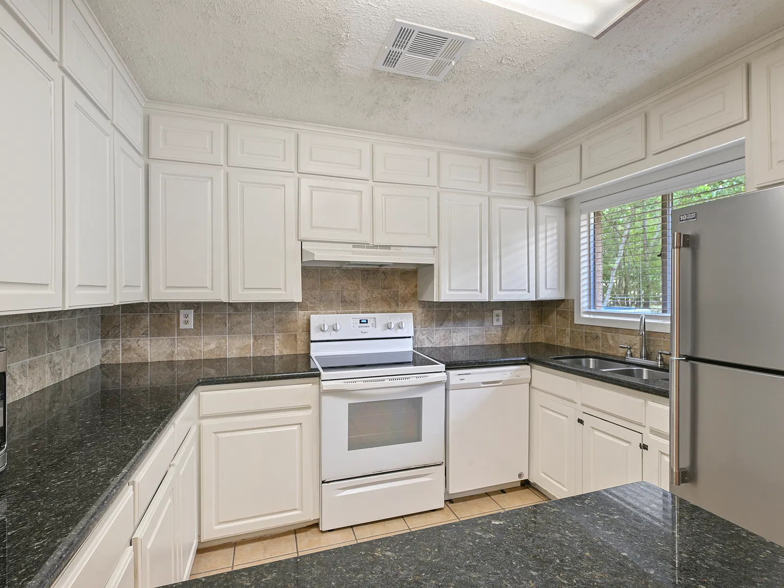 4 bed, 1676 sqft, $3,000 — Photo 2
