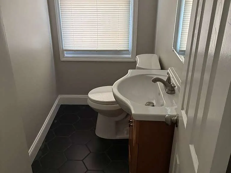 211 N Streeper St — Photo 3
