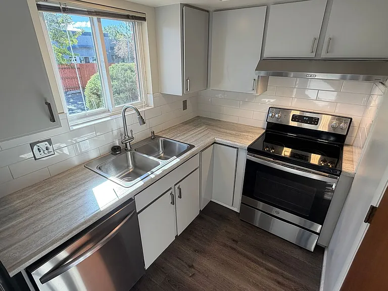 Harvard Way 1100 — Photo 33