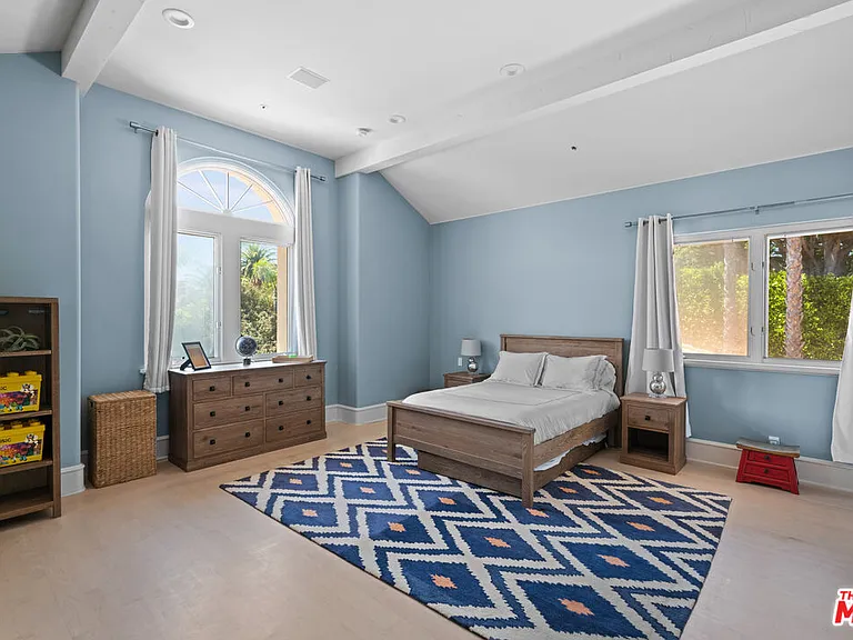 7160 Dume Dr — Photo 17