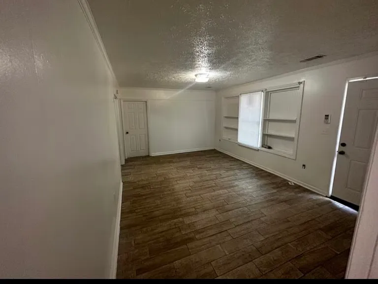 3815 Saint Charles Pl — Photo 3