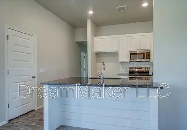 2401 S 28th Ter — Photo 12
