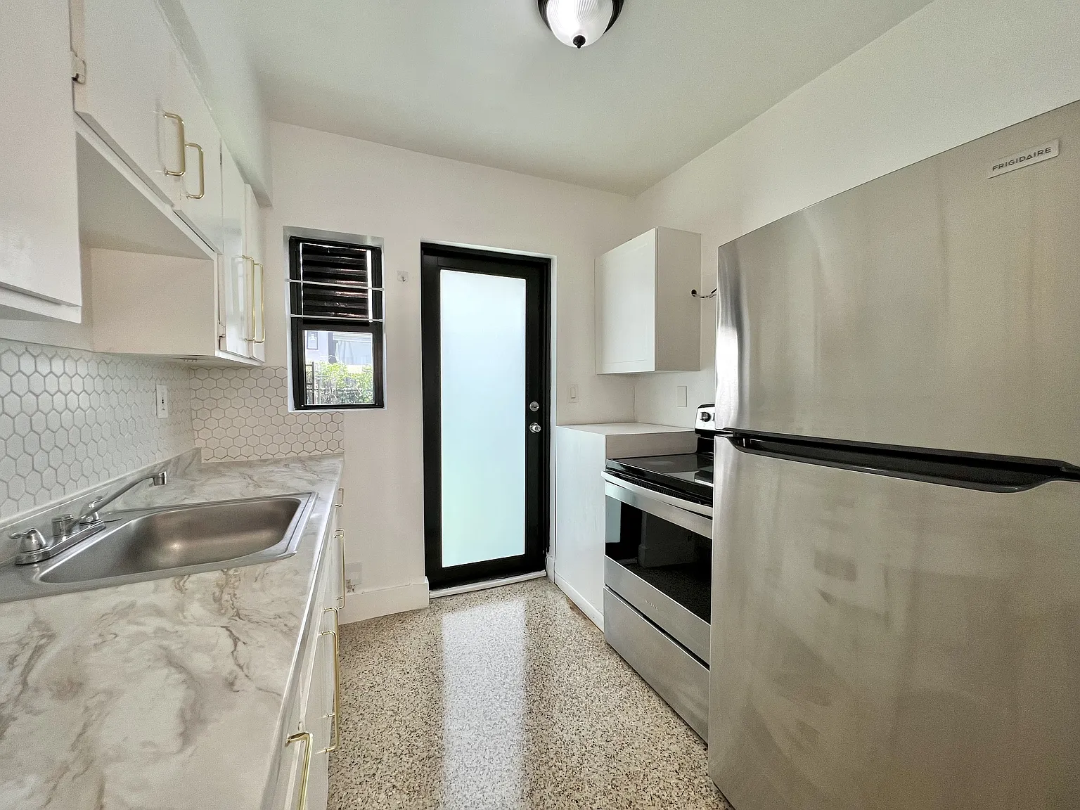 2 bed, 777 sqft, $2,300 — Photo 2