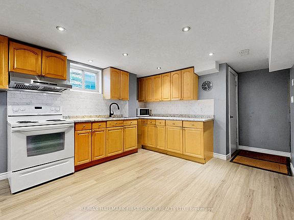 5th image of 33 Robbinstone Dr #Basement
