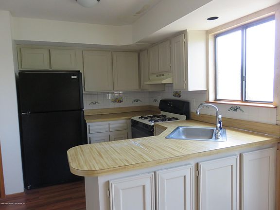 5th image of 94 Sandalwood Dr