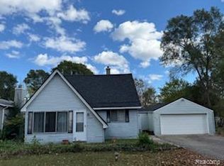 229 Rustic Cir, White Lake, MI 48386