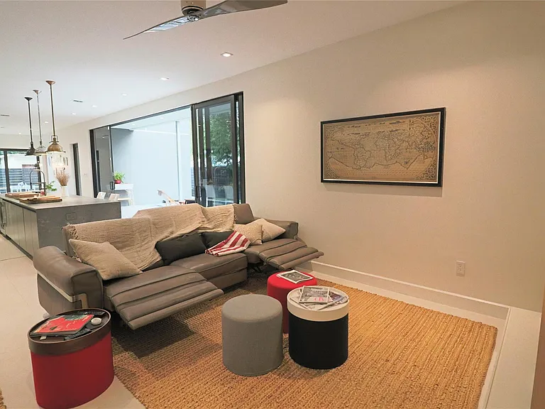 617 SW 10th St — Photo 28