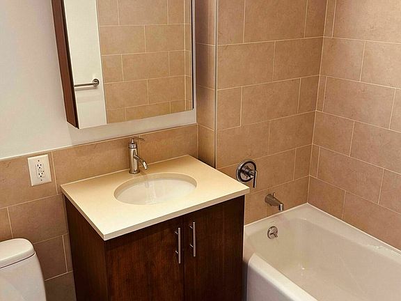 5th image of 2638 21st St APT 9E