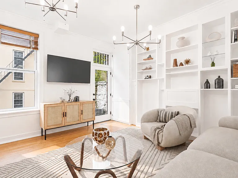 305 W 20th St #1C — Photo 1