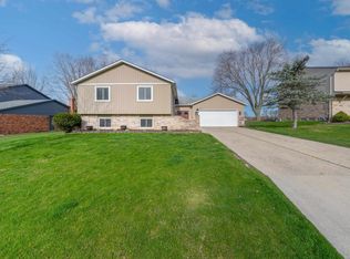963 Dahlia Ln, Rochester Hills, MI 48307