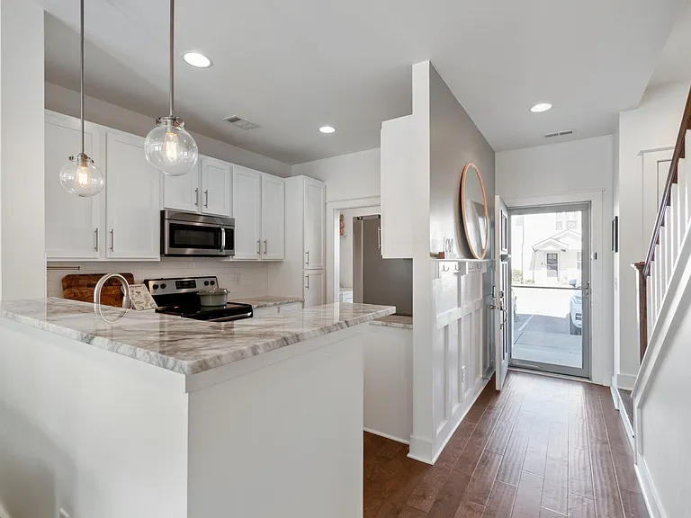 316 W Mill Dr — Photo 3