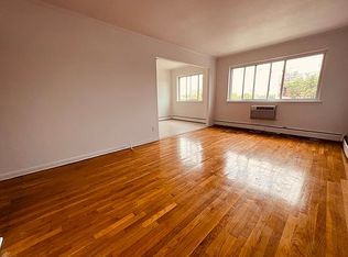 21-14 21st St, Astoria, NY 11105